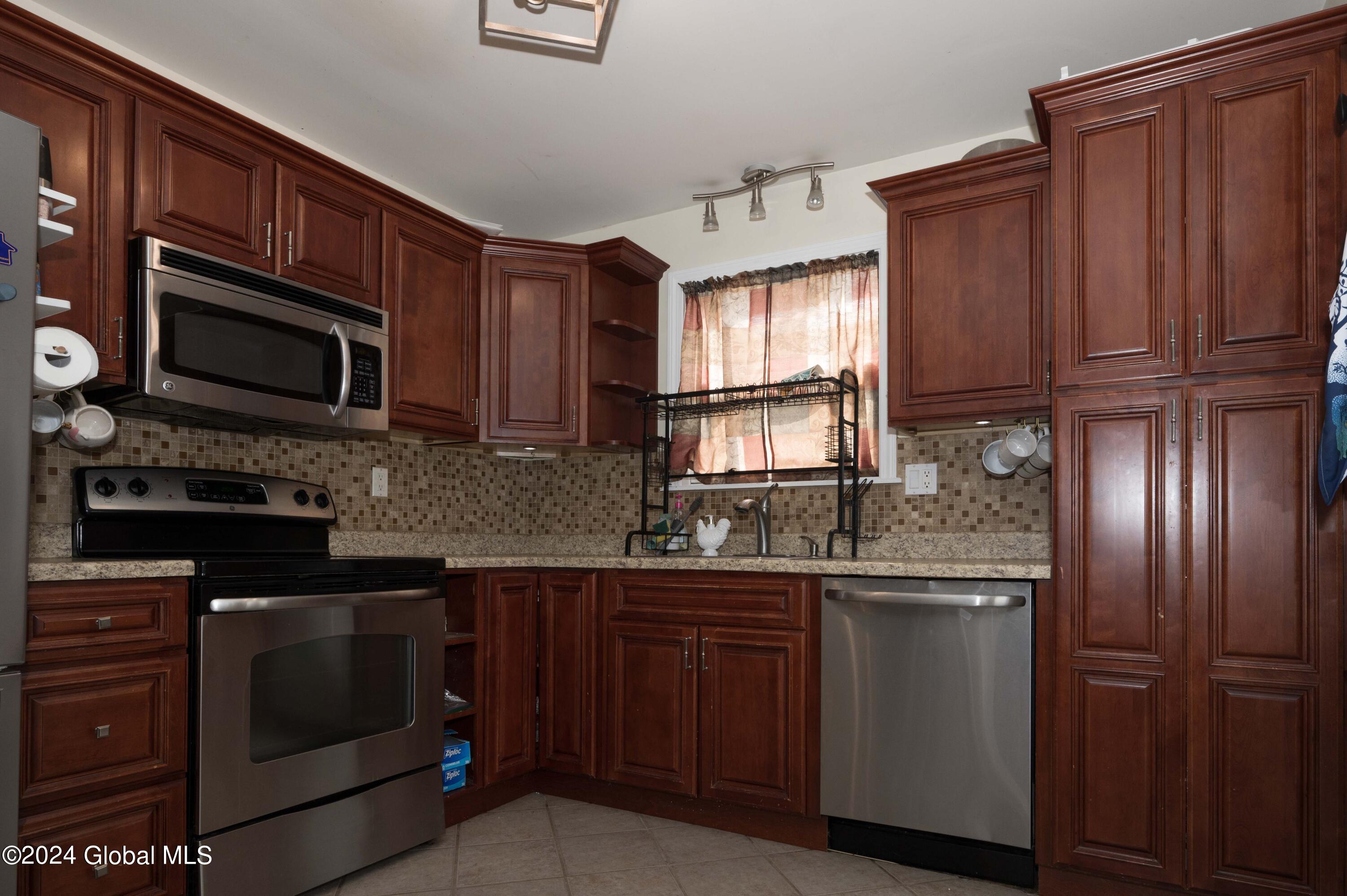 1017 Outer Drive Rotterdam, NY 12303 - Photo 10 of 25 kitchen