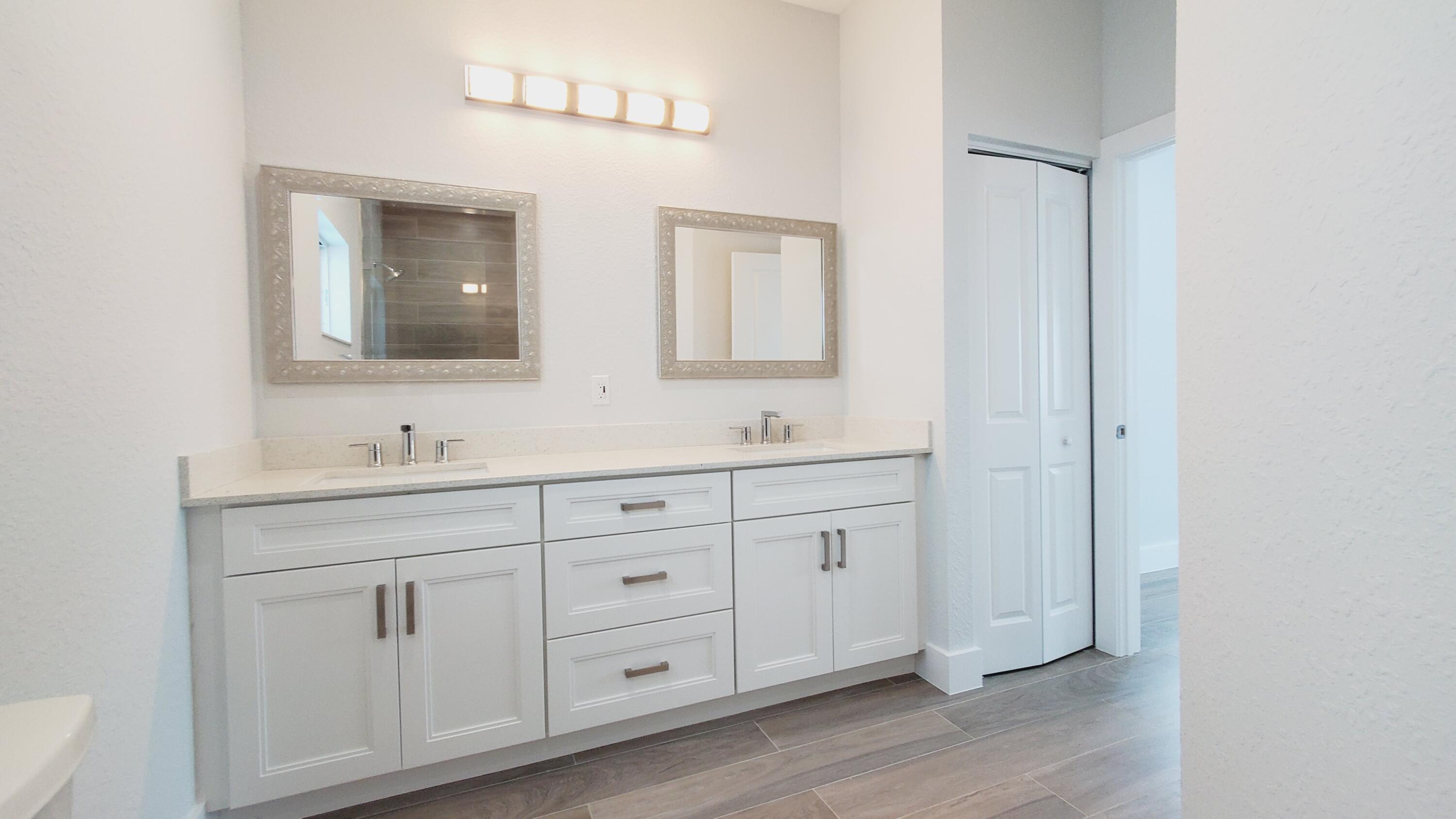 554 Gordon Circle Key Largo, FL 33037 - Photo 20 of 36 a bathroom with 2 sink tub and a mirror