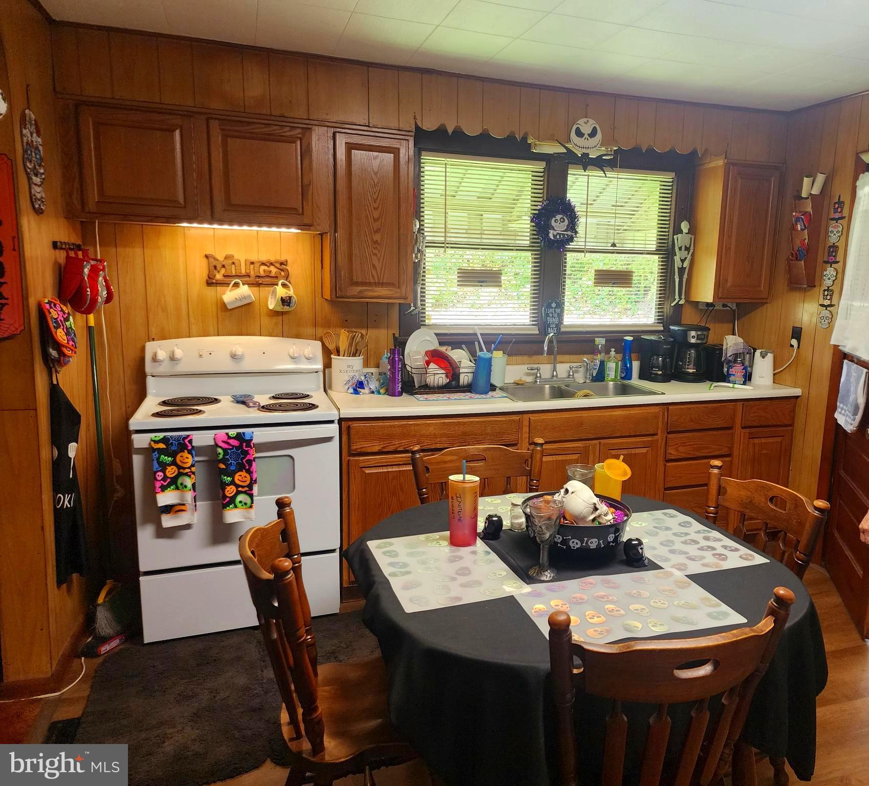 13214 Oldtown Road Southeast Cumberland, MD 21502 - Photo 6 of 15 a dining room with furniture and window