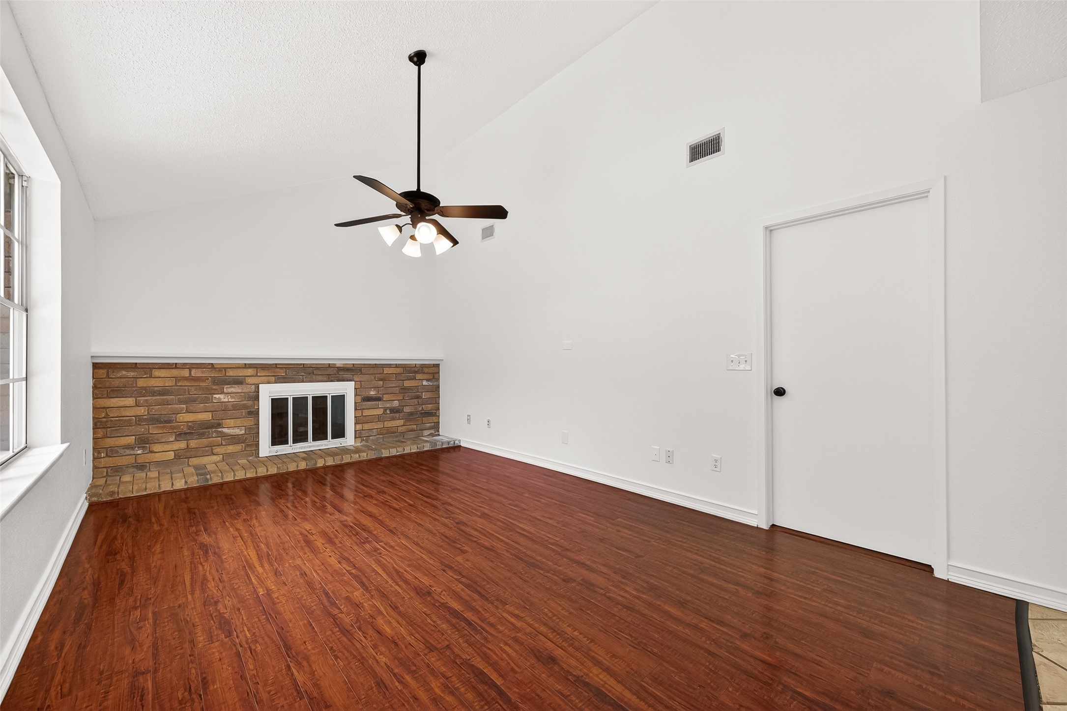 42 Rockridge Drive Spring, TX 77381 - Photo 9 of 39 Notice the vaulted ceiling.