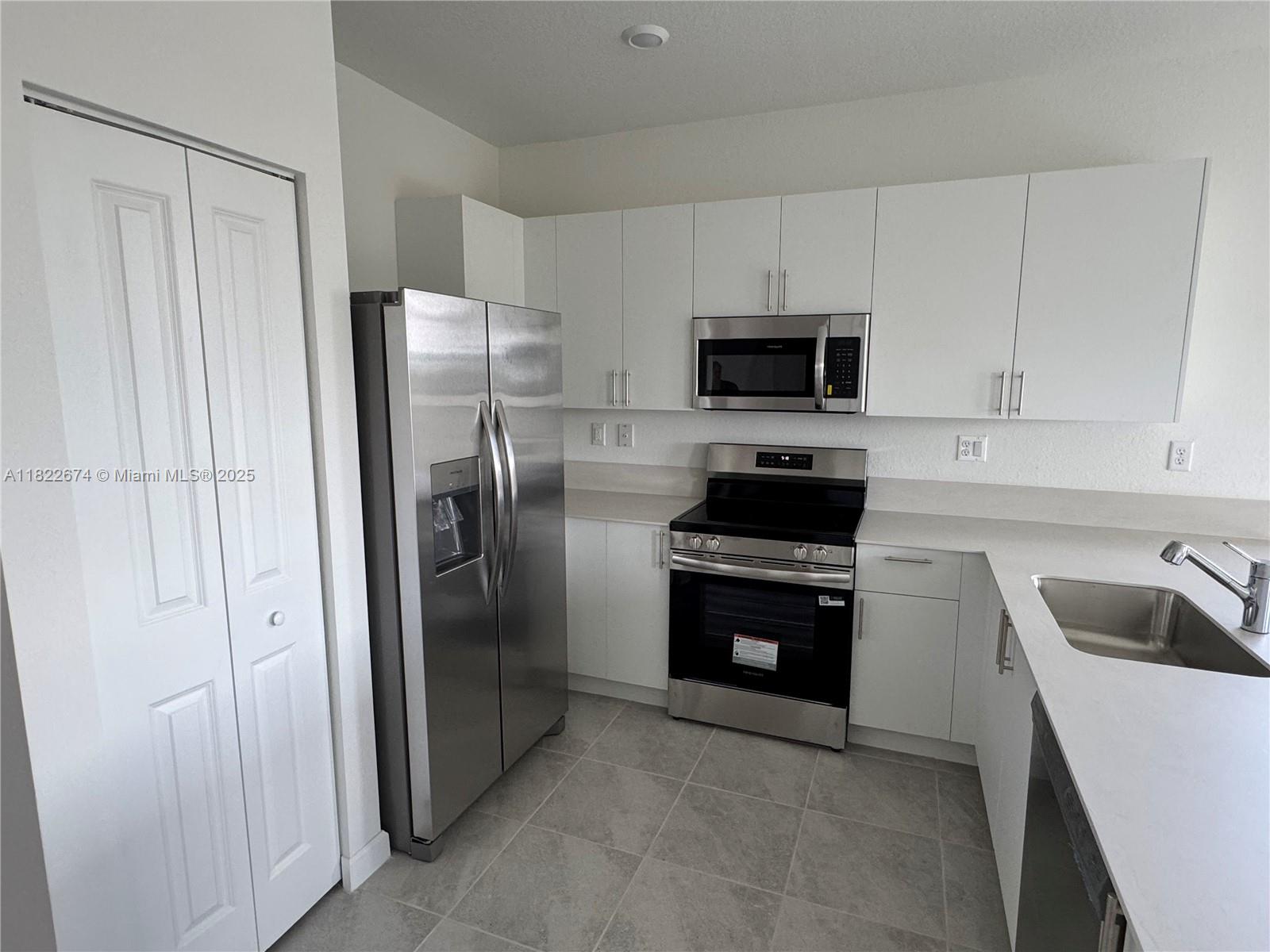 Three Lakes Miami, FL 33186 - Photo 8 of 26