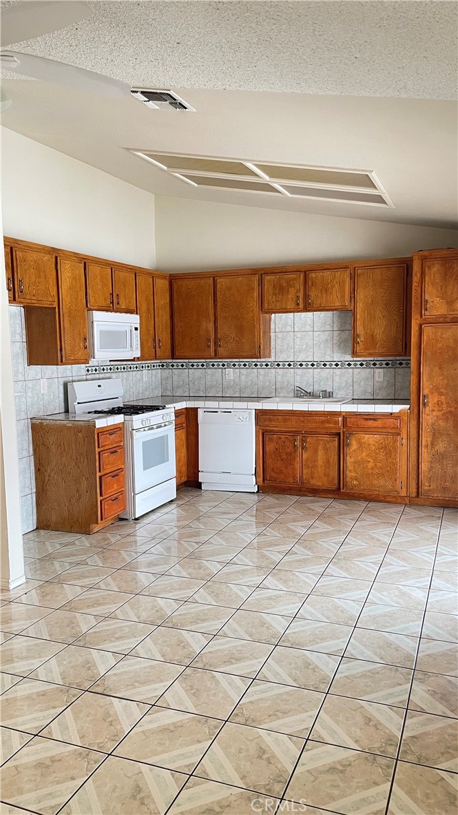 14425 Manzano Road Victorville, CA 92392 - Photo 9 of 24