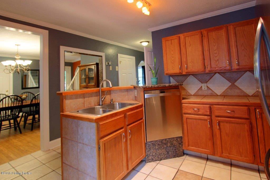 3076 University Road Louisville, KY 40206 - Photo 12 of 43 12 Kitchen