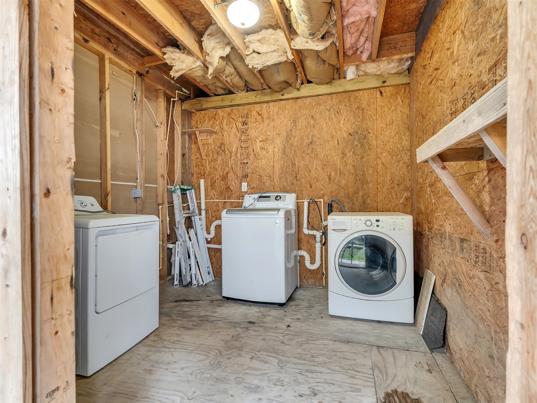 137 County Road 5023 Cleveland, TX 77327 - Photo 33 of 49 a utility room with dryer and washer