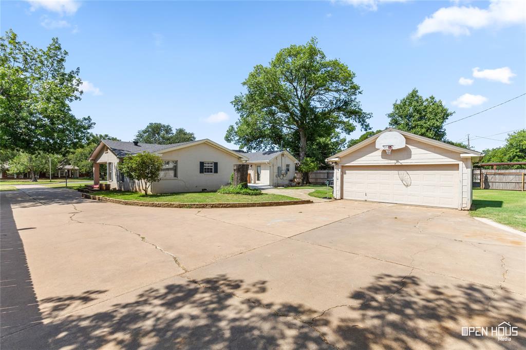 3316 Kessler Boulevard Wichita Falls, TX 76309 - Photo 31 of 35 Spacious concrete driveway providing ample parking