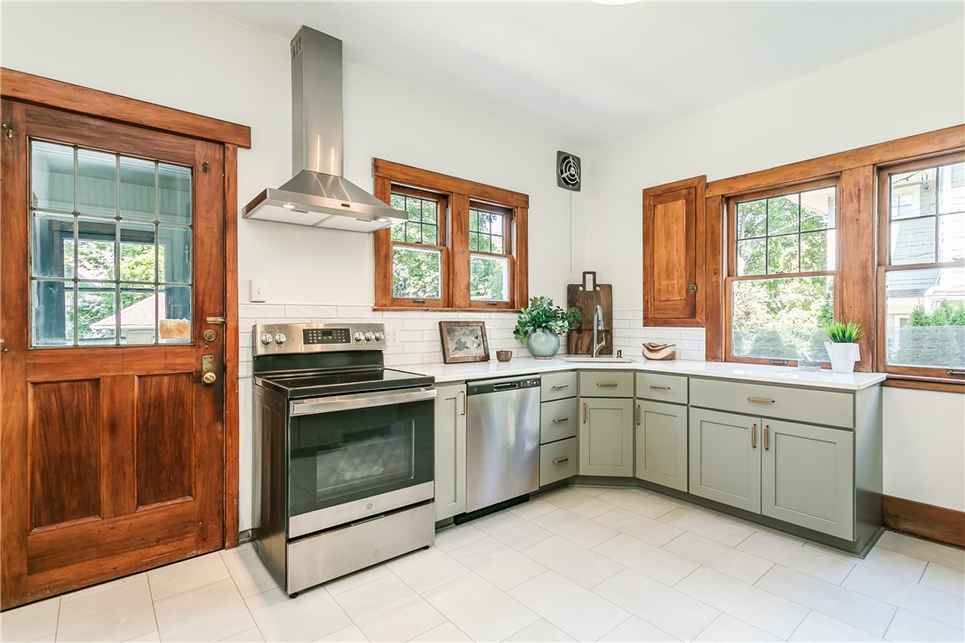 221 Crosman Terrace Rochester, NY 14620 - Photo 12 of 39