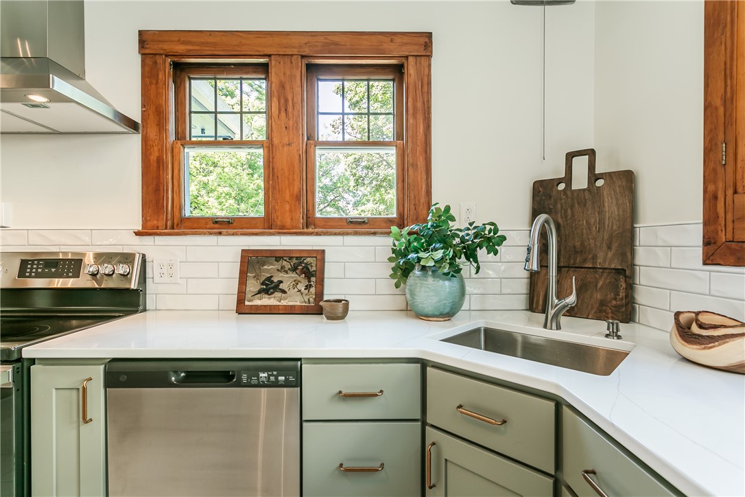 221 Crosman Terrace Rochester, NY 14620 - Photo 18 of 39