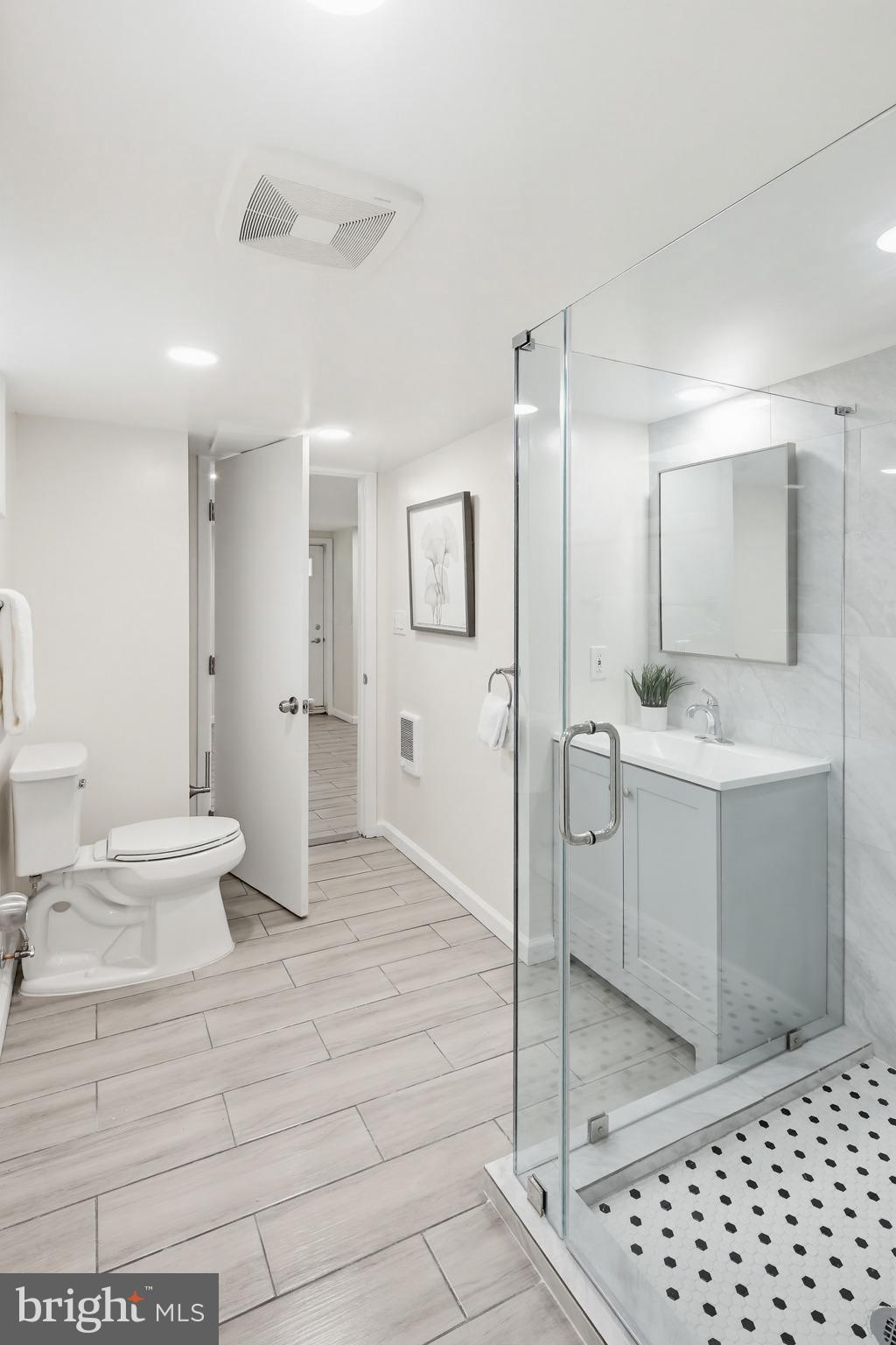 6702 Whitegate Road Clarksville, MD 21029 - Photo 38 of 52 Modern bathroom with sleek design.