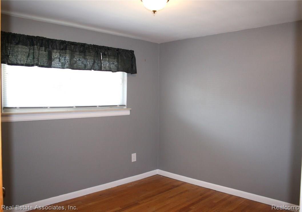 9729 Middlebelt Road Livonia, MI 48150 - Photo 8 of 9 bdrm 2_middlebelt_ 040.jpg