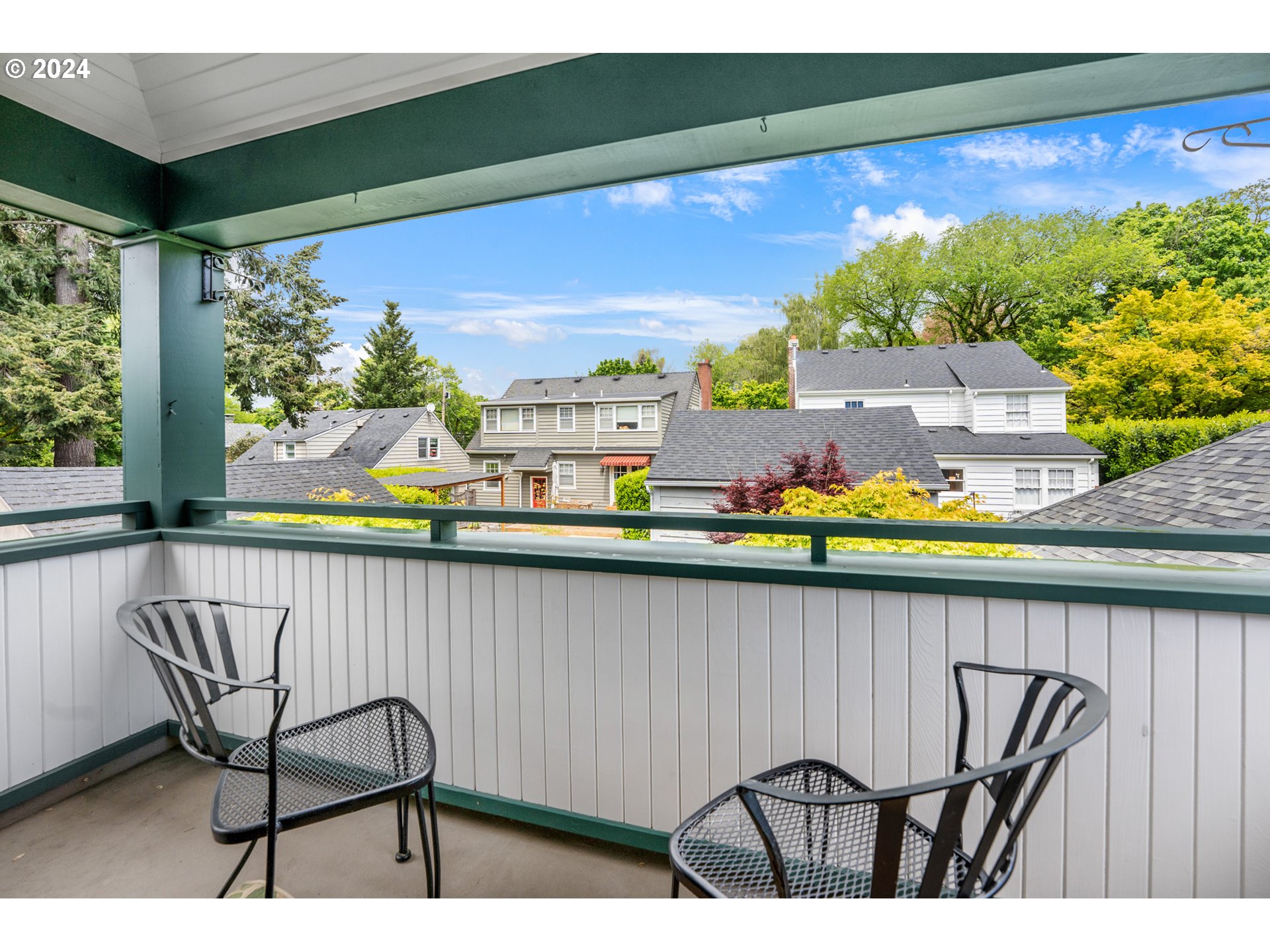 3433 Southeast Henry Street Portland, OR 97202 - Photo 25 of 48 a view of a chairs and table in patio