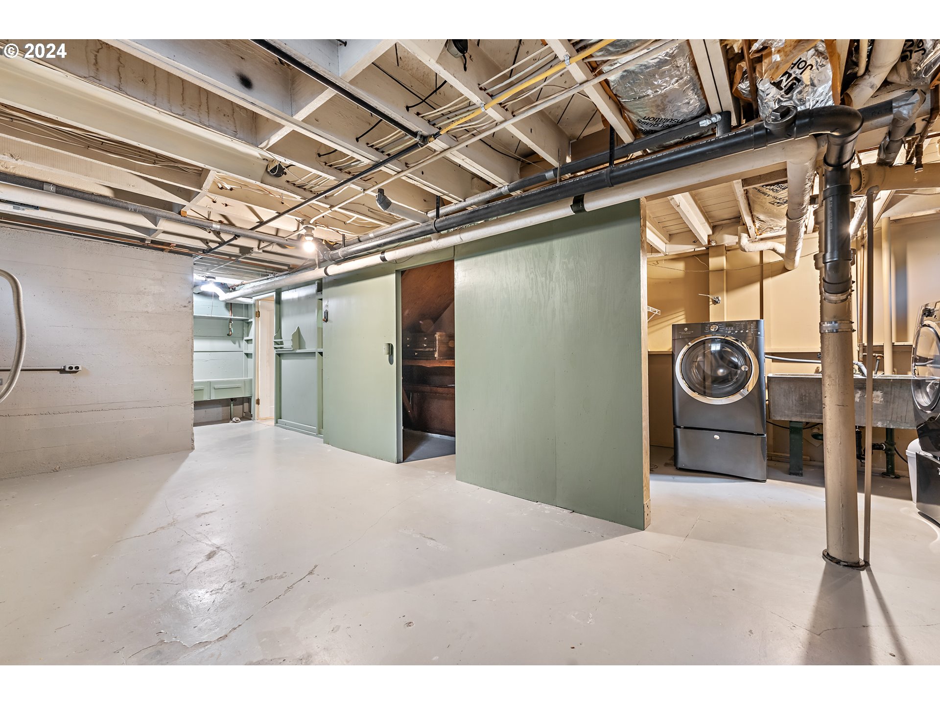 3433 Southeast Henry Street Portland, OR 97202 - Photo 34 of 48 a view of an empty room