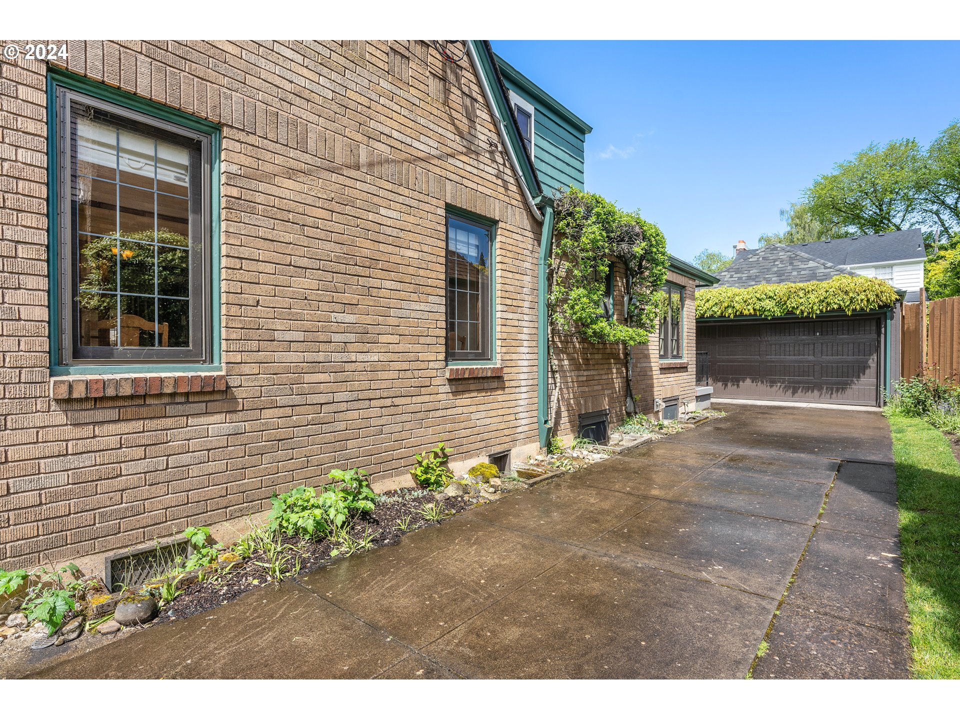 3433 Southeast Henry Street Portland, OR 97202 - Photo 36 of 48 a front view of a house with garden