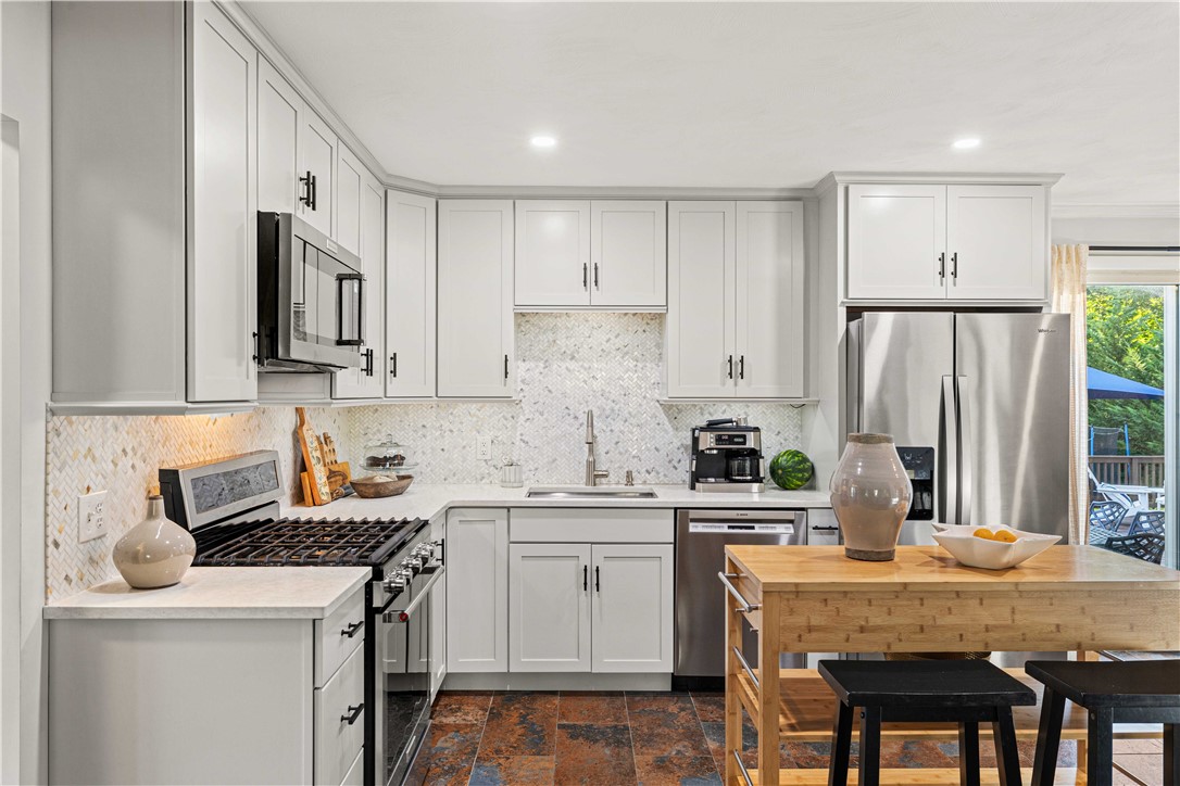 323 Angell Road Lincoln, RI 02865 - Photo 10 of 41 Gallery Image 10