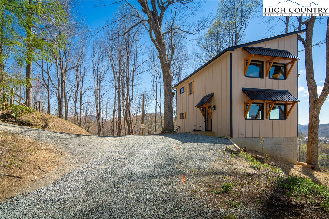 330 Maplewood Circle Boone, NC 28607 - Photo 41 of 44 a backyard of a house