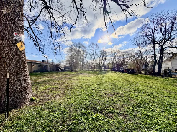 a view of a yard with a house