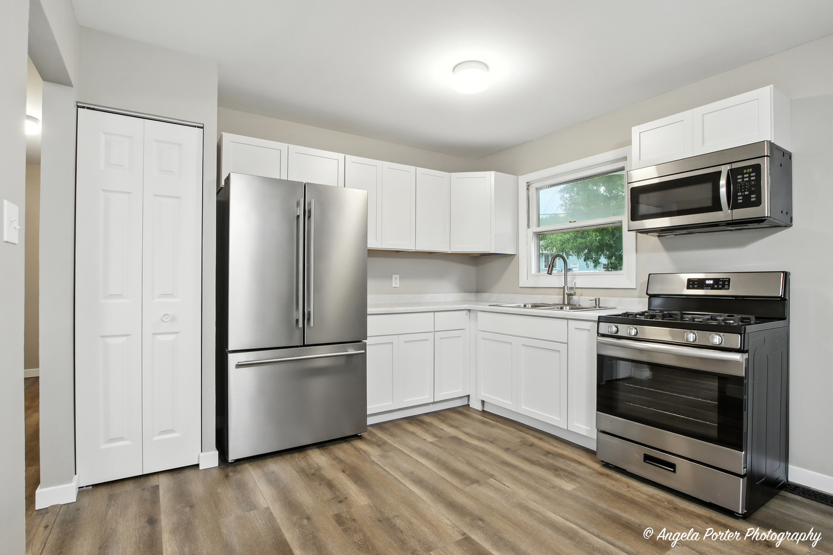4117 North Johnsburg Road Johnsburg, IL 60051 - Photo 8 of 25 a kitchen with a refrigerator stove and microwave