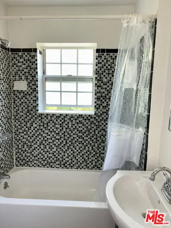 $1,375 | 1735 North Gramercy Place, Unit 202, Los Angeles, CA 90028