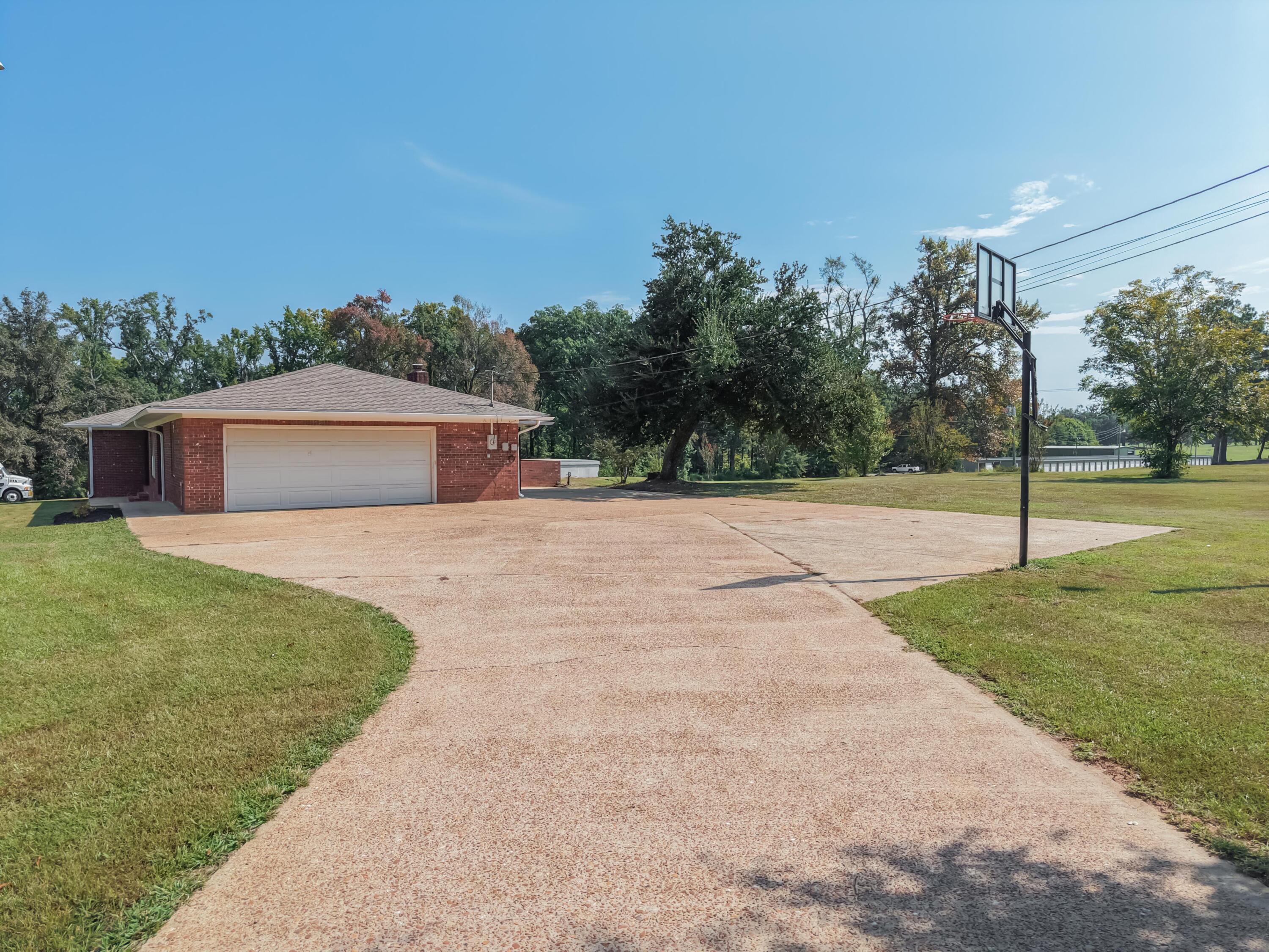 1003 Oaks Country Club Road New Albany, MS 38652 - Photo 4 of 50 Gallery Image 4