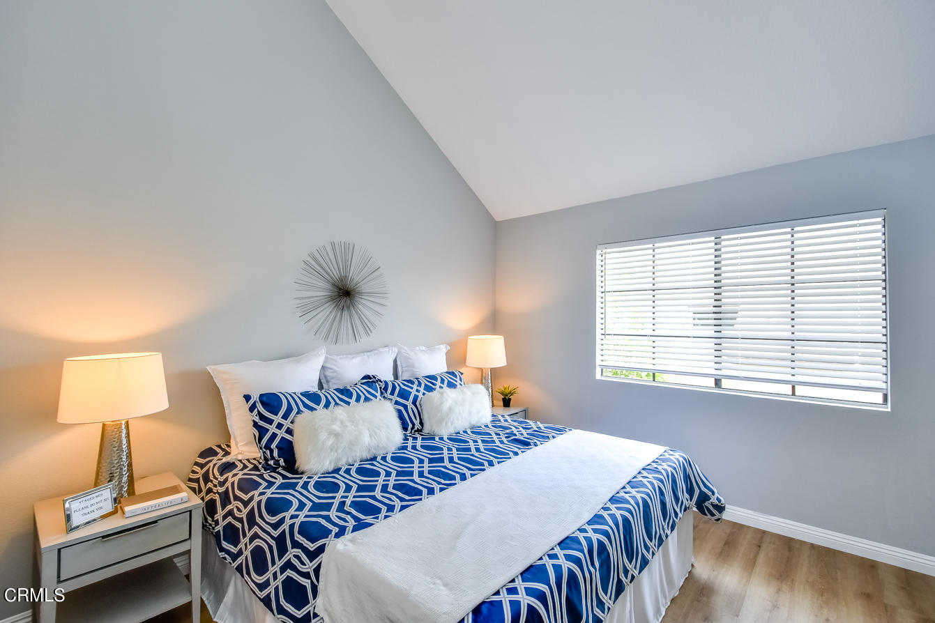 249 Alpine Street, Unit 53 Pasadena, CA 91106 - Photo 19 of 33 a bedroom with a bed and a lamp