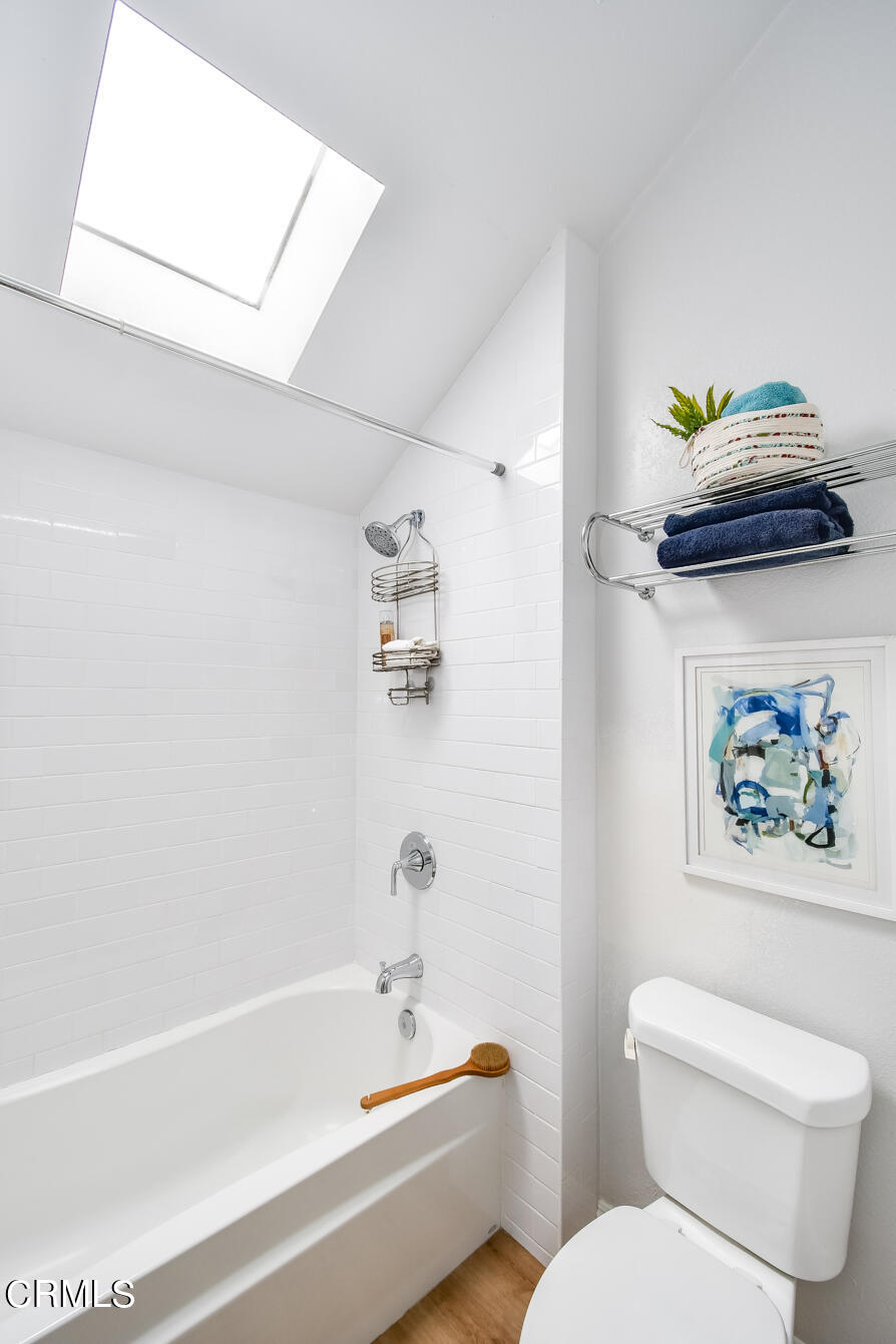 249 Alpine Street, Unit 53 Pasadena, CA 91106 - Photo 22 of 33 a bathroom with a toilet and a bathtub