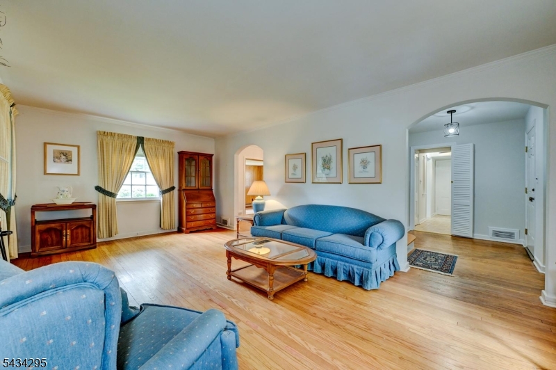 328 Plymouth Road Union, NJ 07083 - Photo 6 of 32