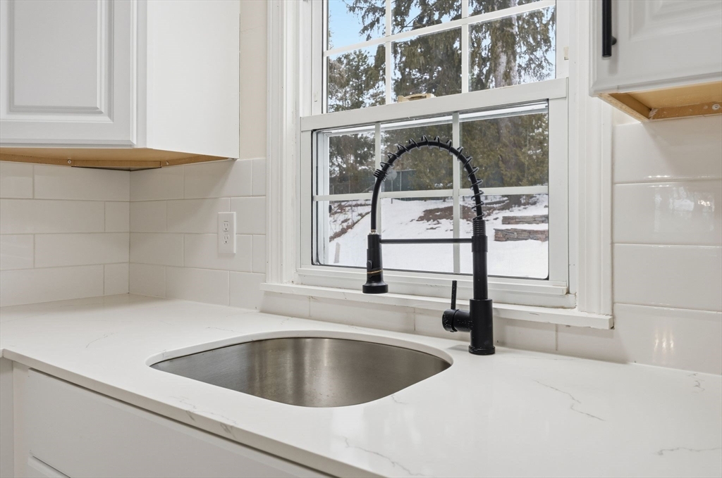 73 Timber Lane Springfield, MA 01119 - Photo 4 of 22