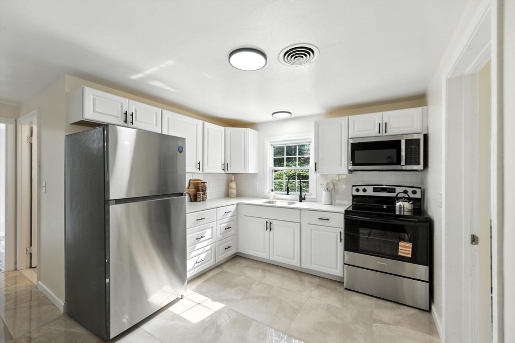 73 Timber Lane Springfield, MA 01119 - Photo 6 of 22