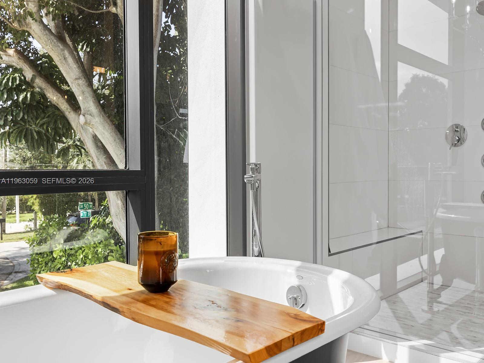 7701 Southwest 50th Court Miami, FL 33143 - Photo 10 of 19 Tub