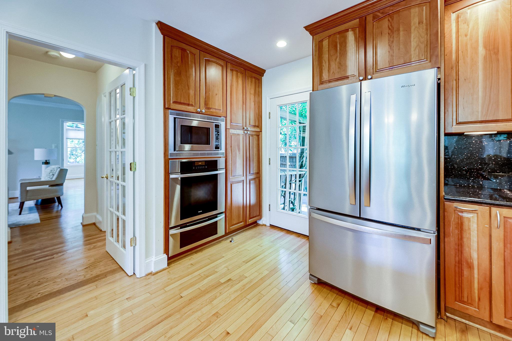 723 West Braddock Road Alexandria, VA 22302 - Photo 14 of 43 High-end stainless steel appliances
