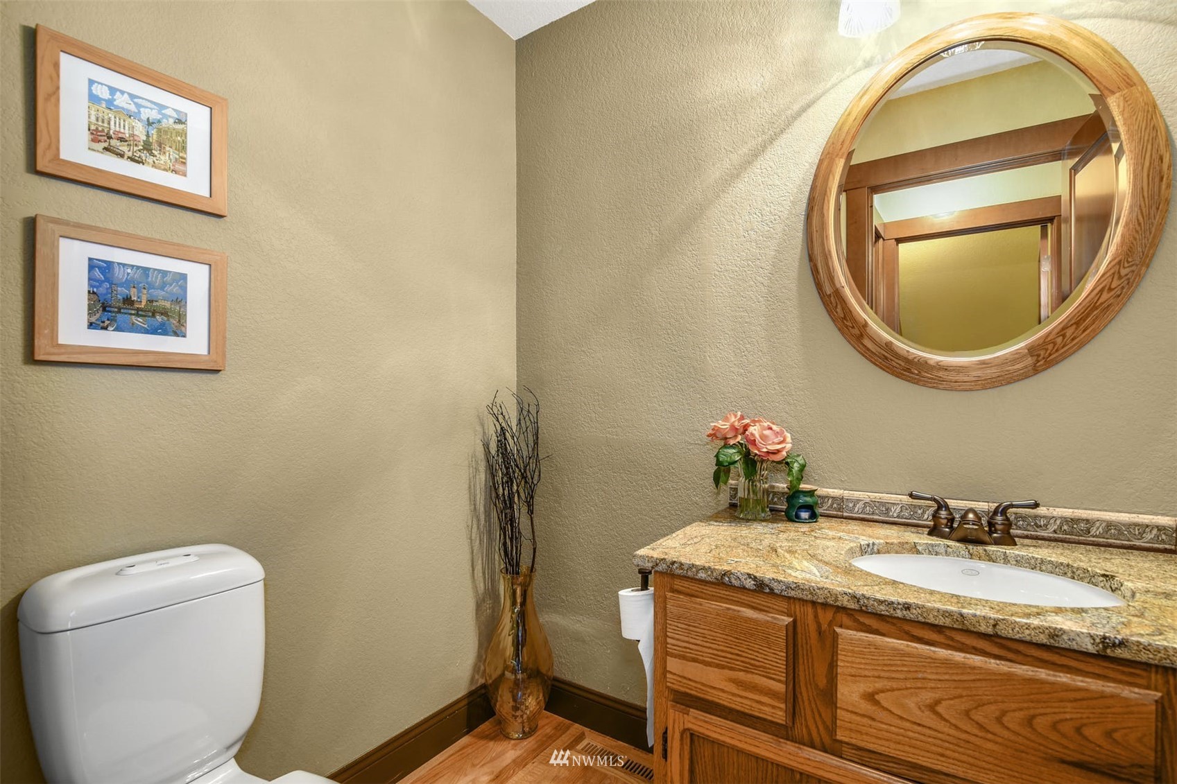1160 Ridgewood Place Southwest Issaquah, WA 98027 - Photo 16 of 39 a bathroom with a toilet and a sink
