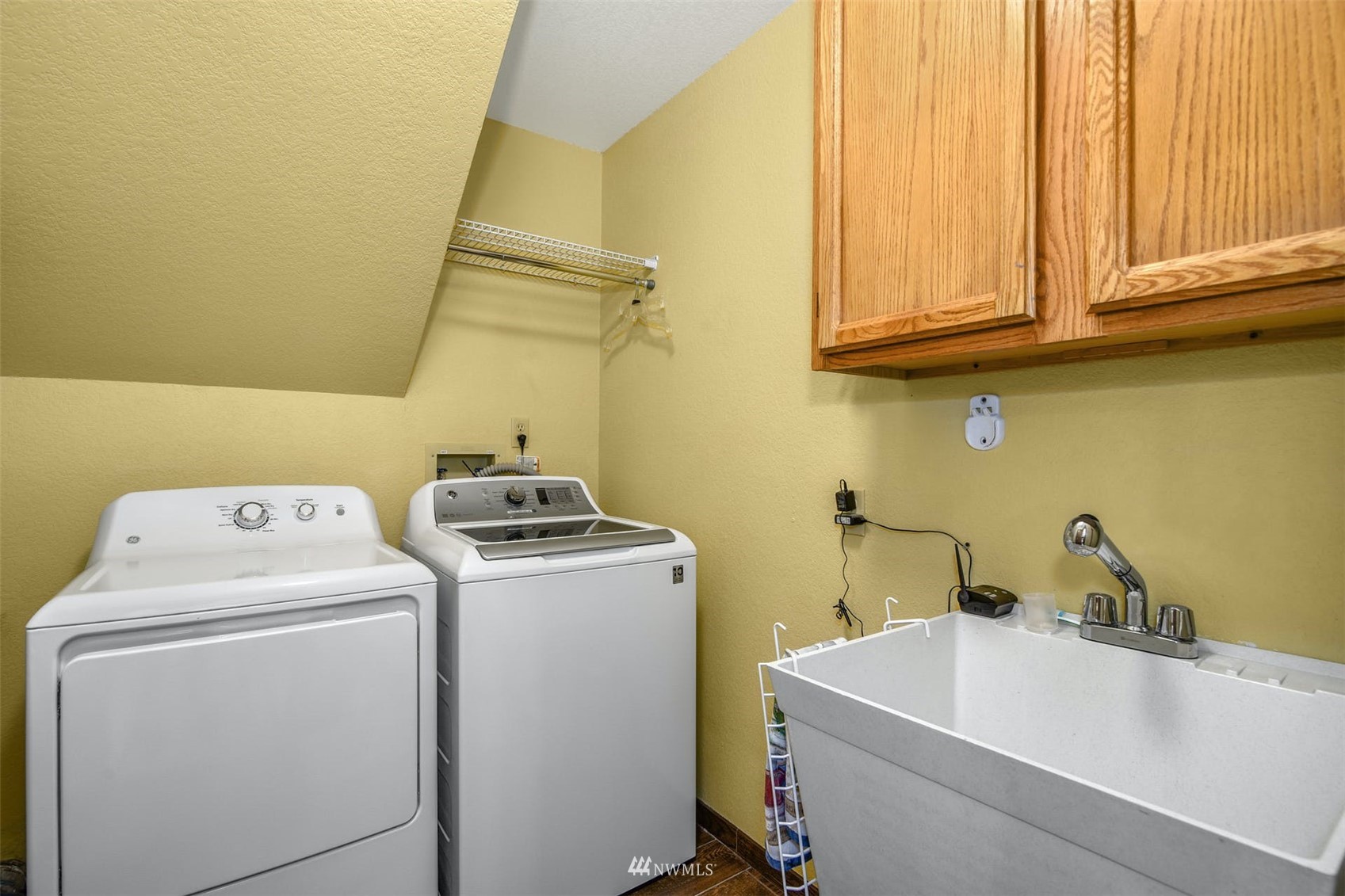 1160 Ridgewood Place Southwest Issaquah, WA 98027 - Photo 17 of 39 a utility room with dryer and washer