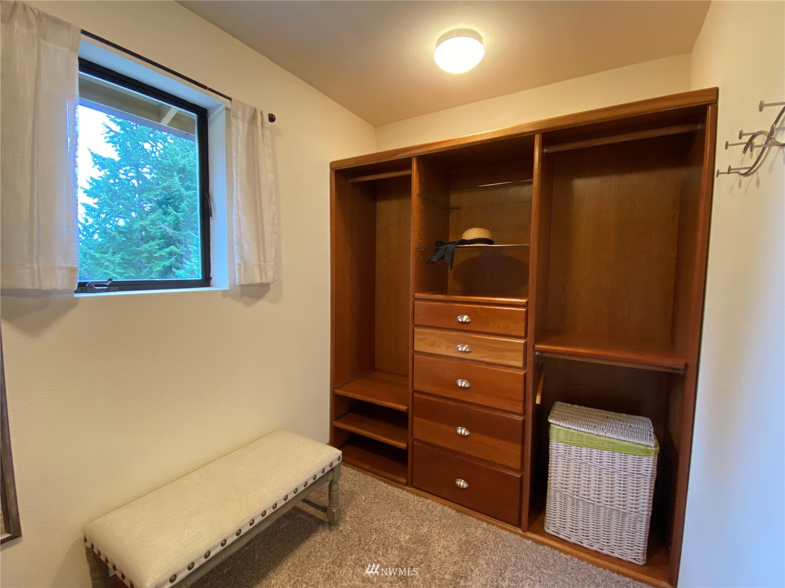 1160 Ridgewood Place Southwest Issaquah, WA 98027 - Photo 23 of 39 a bedroom with a bed and a dresser