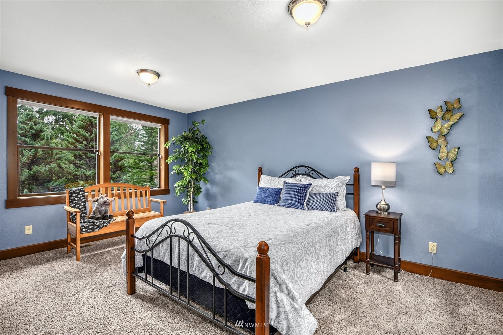 1160 Ridgewood Place Southwest Issaquah, WA 98027 - Photo 29 of 39 a bedroom with a bed and a lamp next to a window