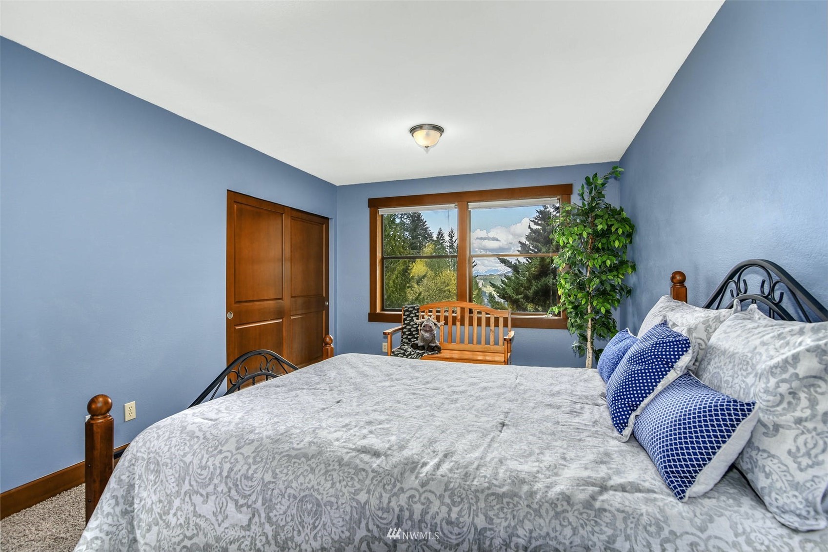 1160 Ridgewood Place Southwest Issaquah, WA 98027 - Photo 30 of 39 a bedroom with bed and a window