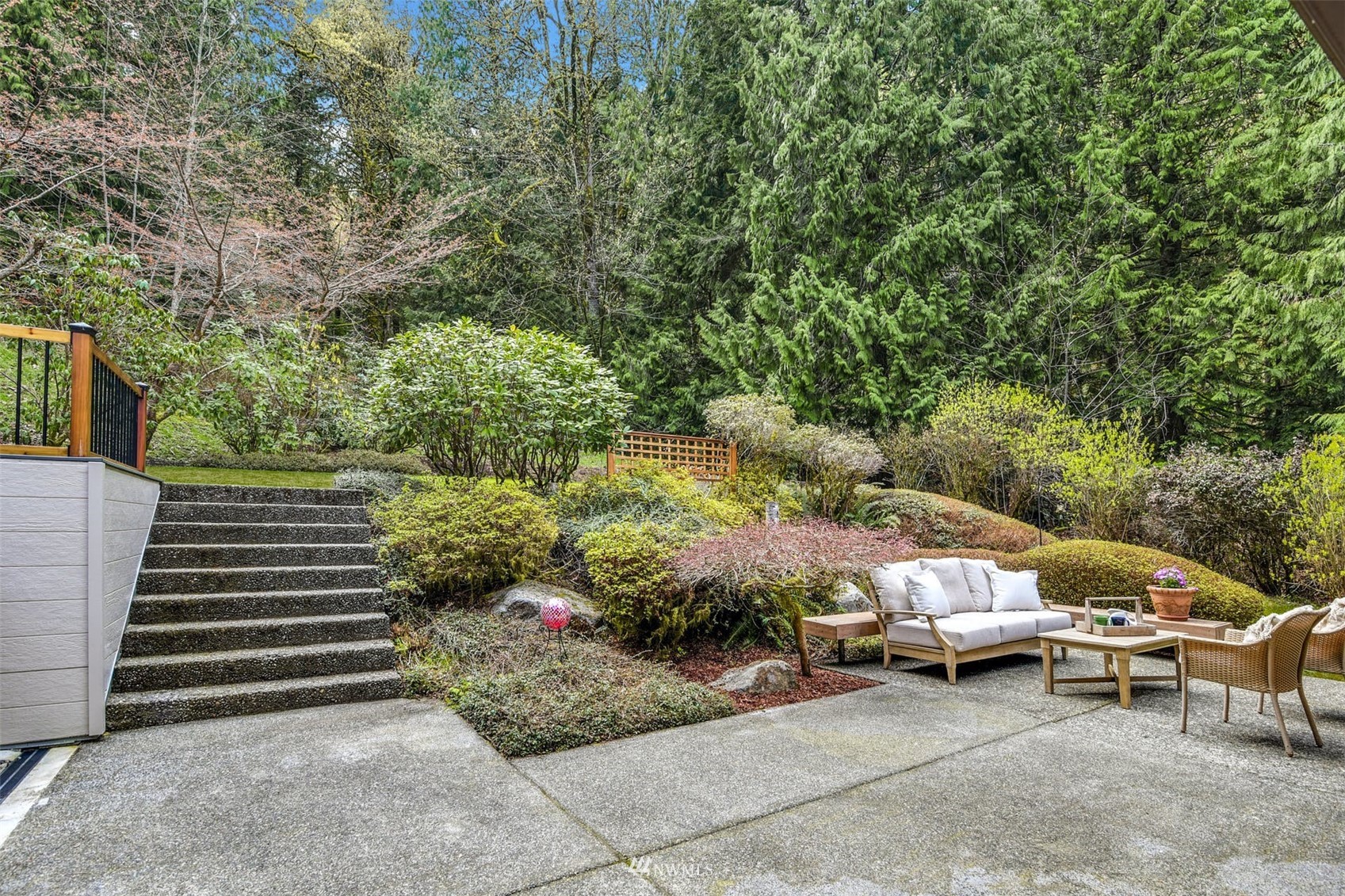 1160 Ridgewood Place Southwest Issaquah, WA 98027 - Photo 33 of 39 a view of a patio with table and chairs and potted plants