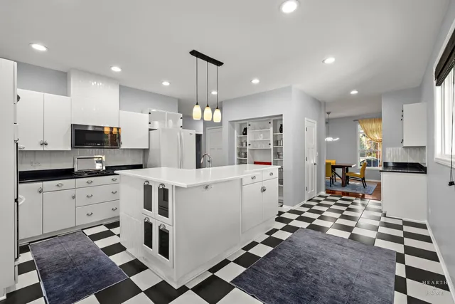 $635,000 | 1 Calais Court, Oakwood Hills, IL 60013