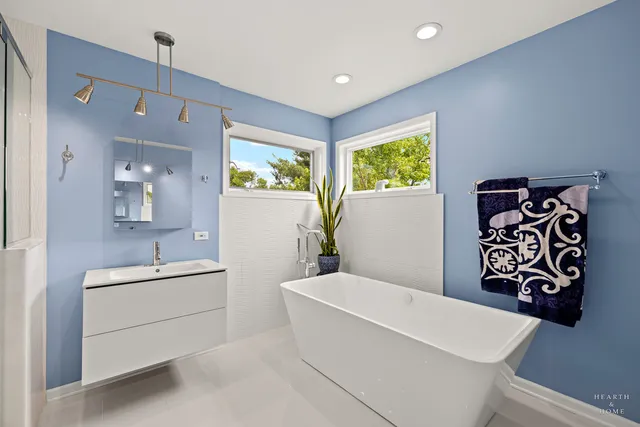 $635,000 | 1 Calais Court, Oakwood Hills, IL 60013