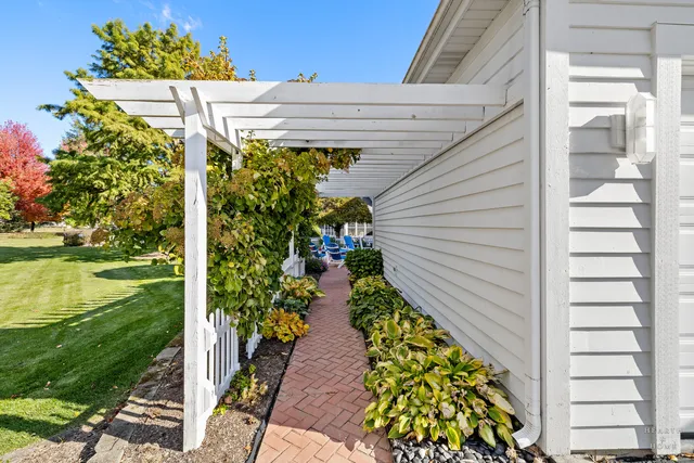 $635,000 | 1 Calais Court, Oakwood Hills, IL 60013