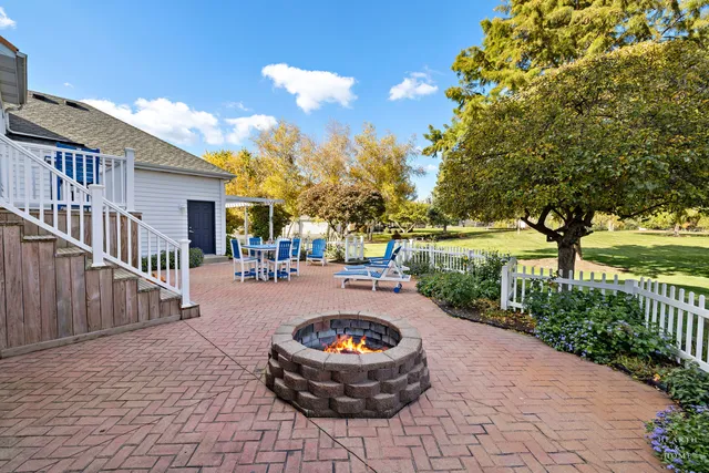 $635,000 | 1 Calais Court, Oakwood Hills, IL 60013