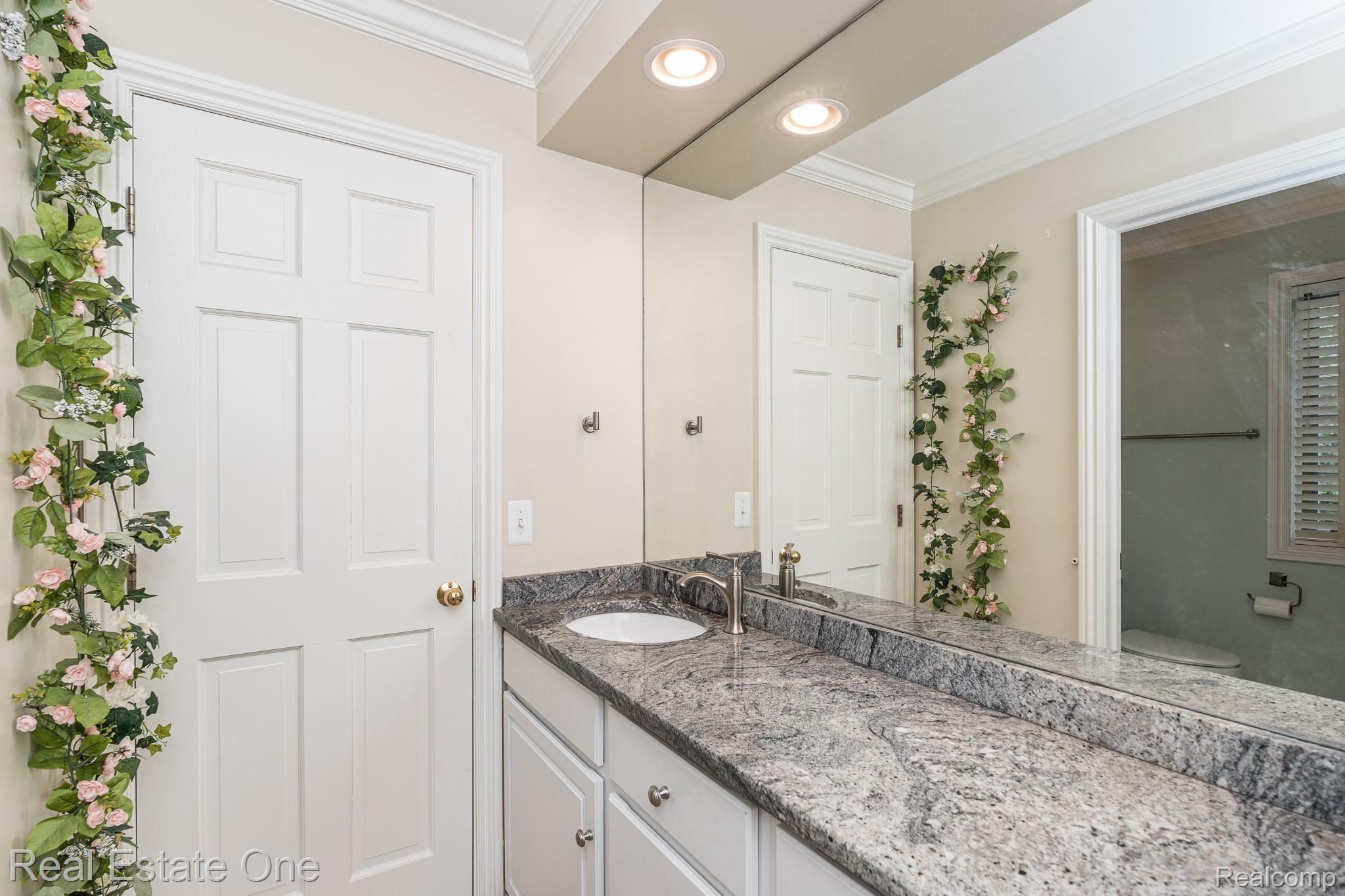 1340 New Love Lane Rochester, MI 48309 - Photo 26 of 33 Jack/Jill full bath