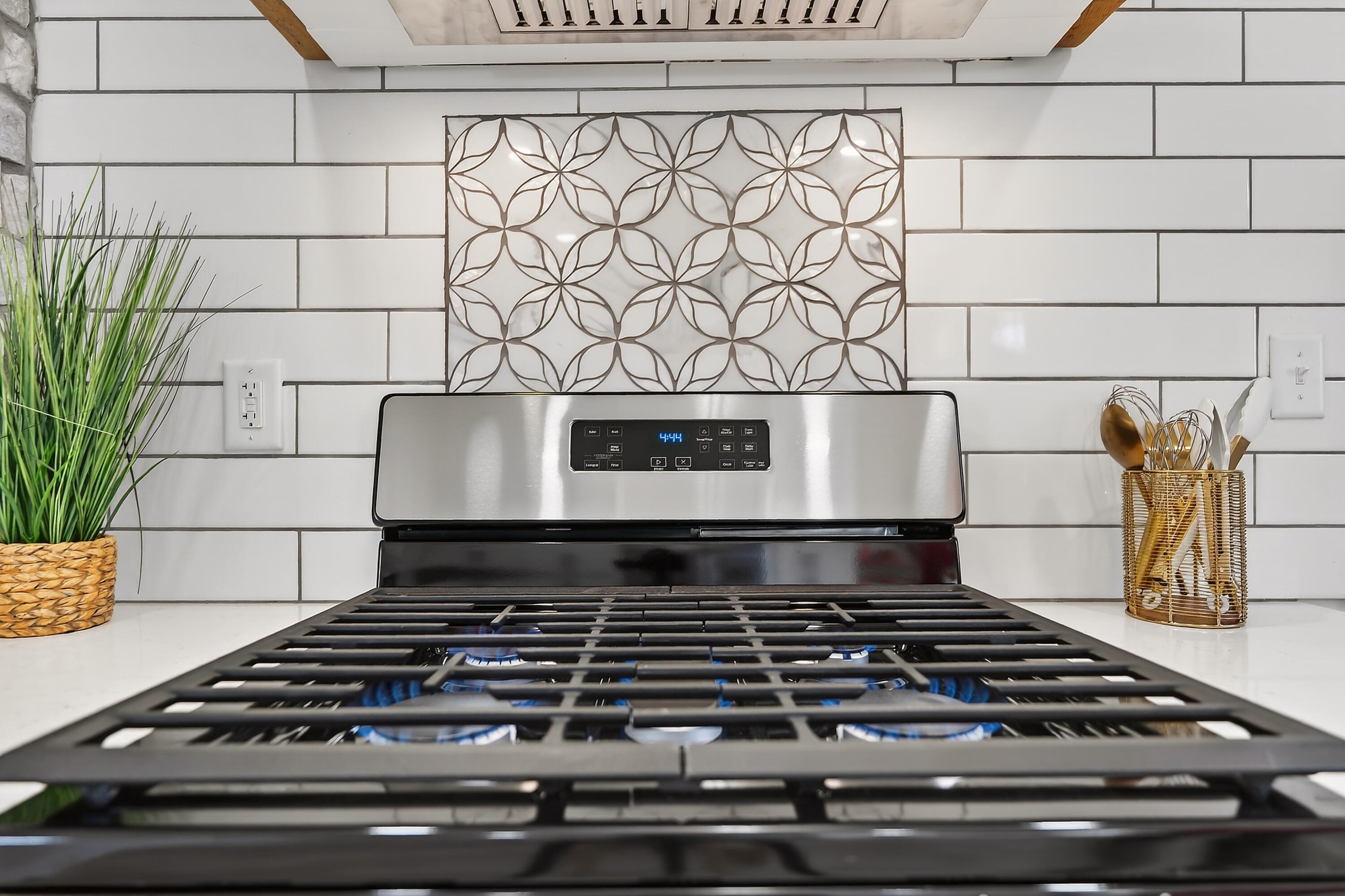 4648 South 14th Street Milwaukee, WI 53221 - Photo 12 of 30 Kitchen- Gas Stove