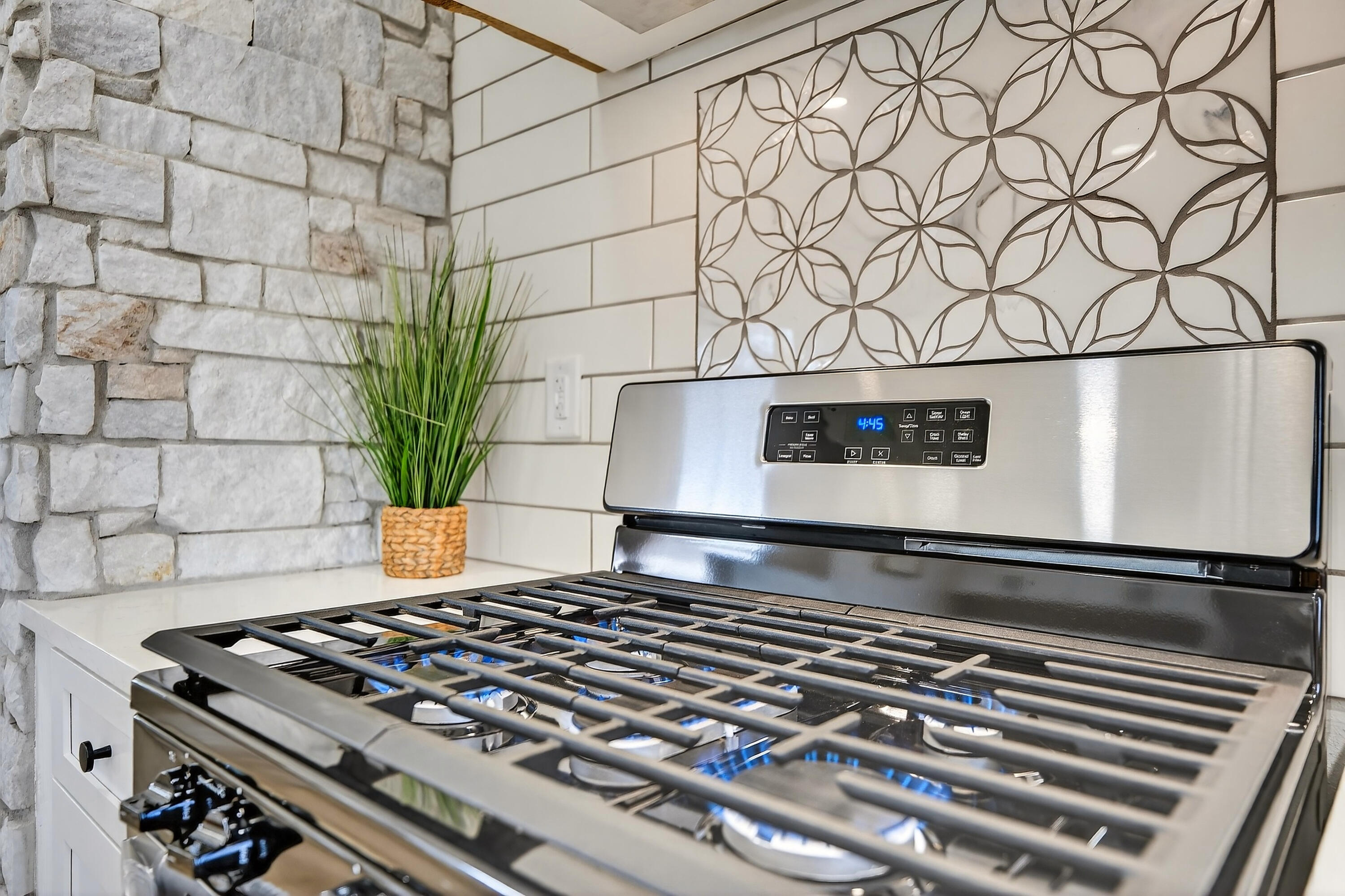 4648 South 14th Street Milwaukee, WI 53221 - Photo 13 of 30 Kitchen- Gas Stove