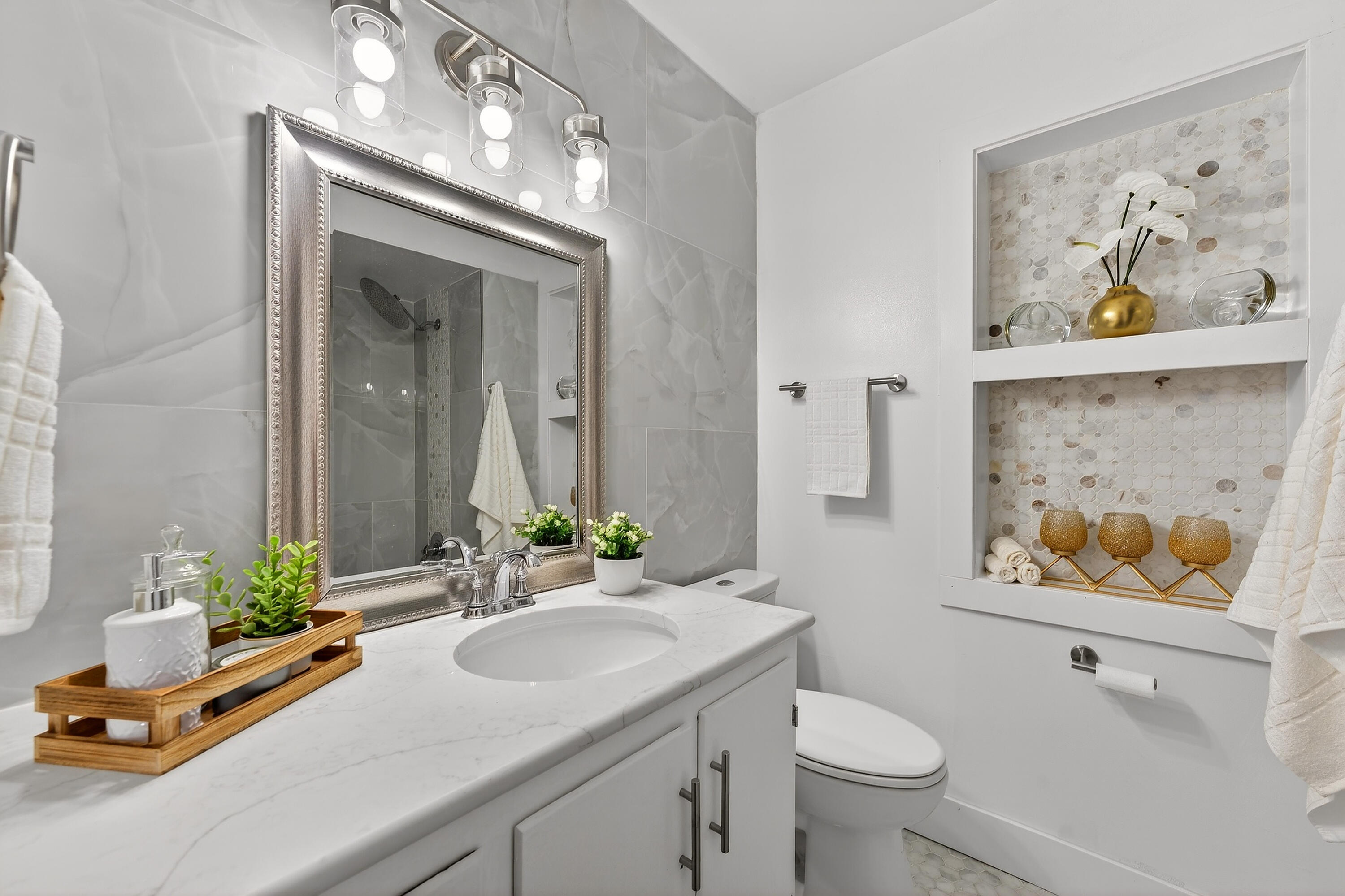 4648 South 14th Street Milwaukee, WI 53221 - Photo 17 of 30 Full Bathroom