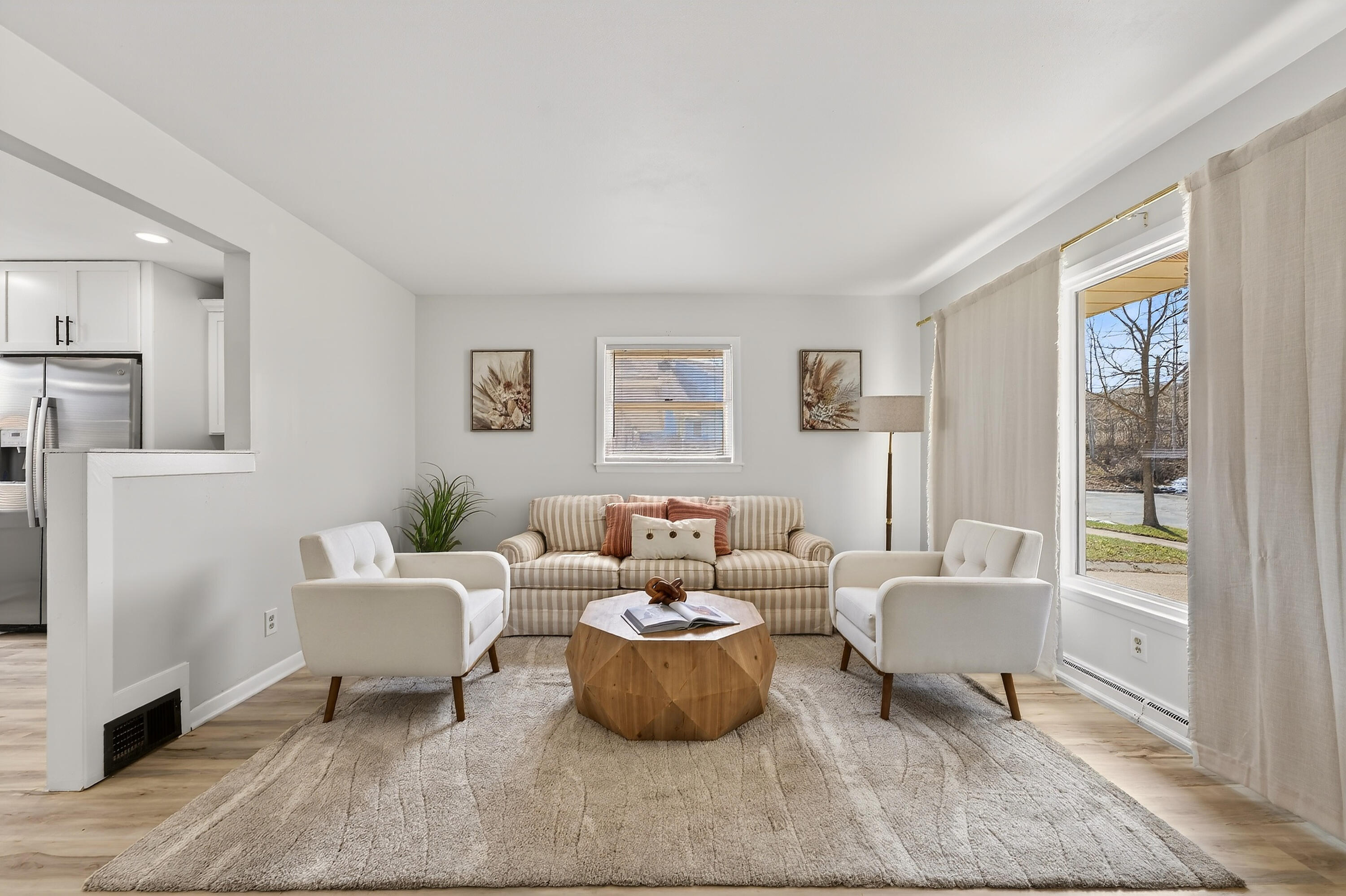 4648 South 14th Street Milwaukee, WI 53221 - Photo 3 of 30 Living Room