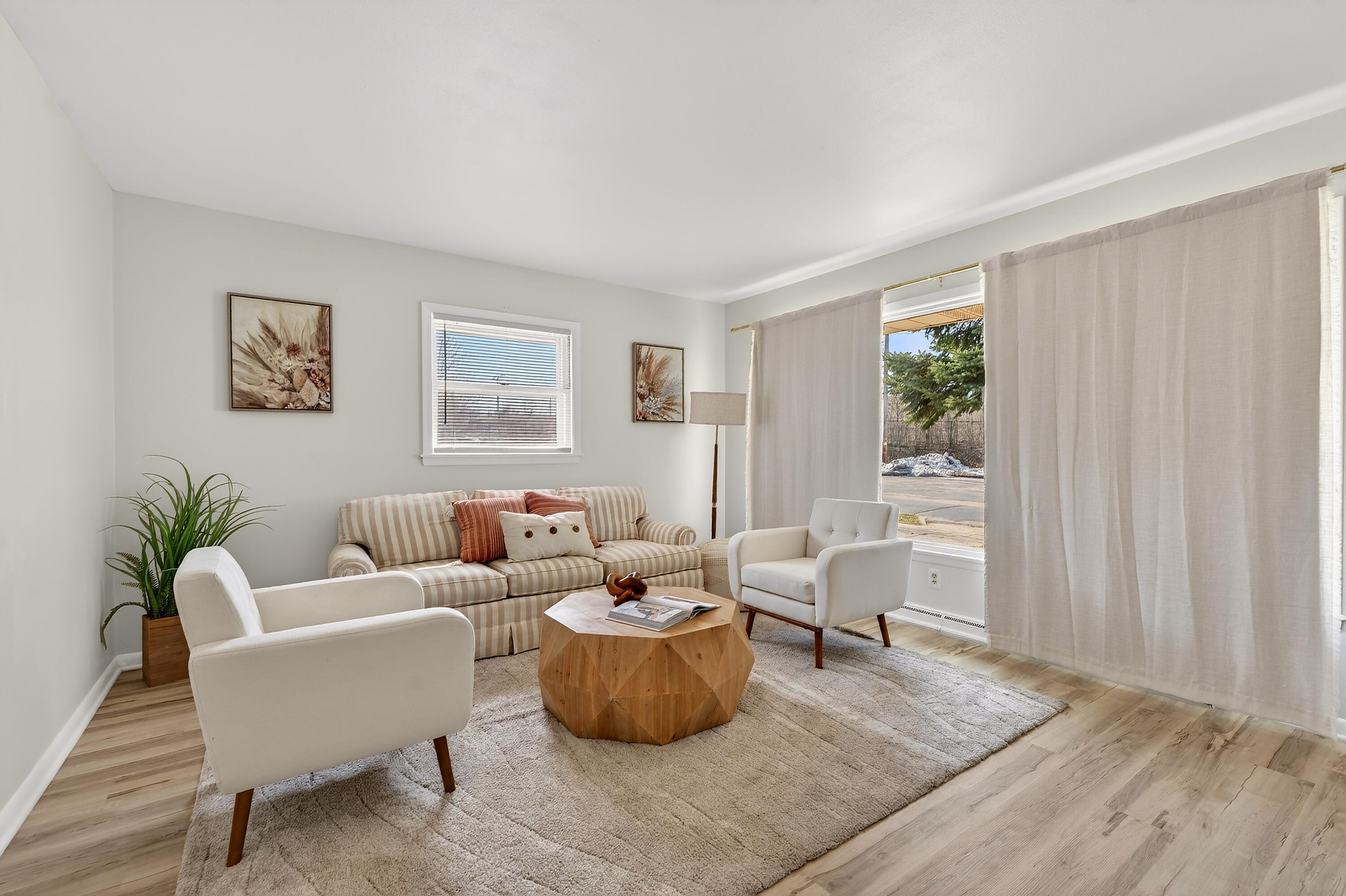 4648 South 14th Street Milwaukee, WI 53221 - Photo 4 of 30 Living Room
