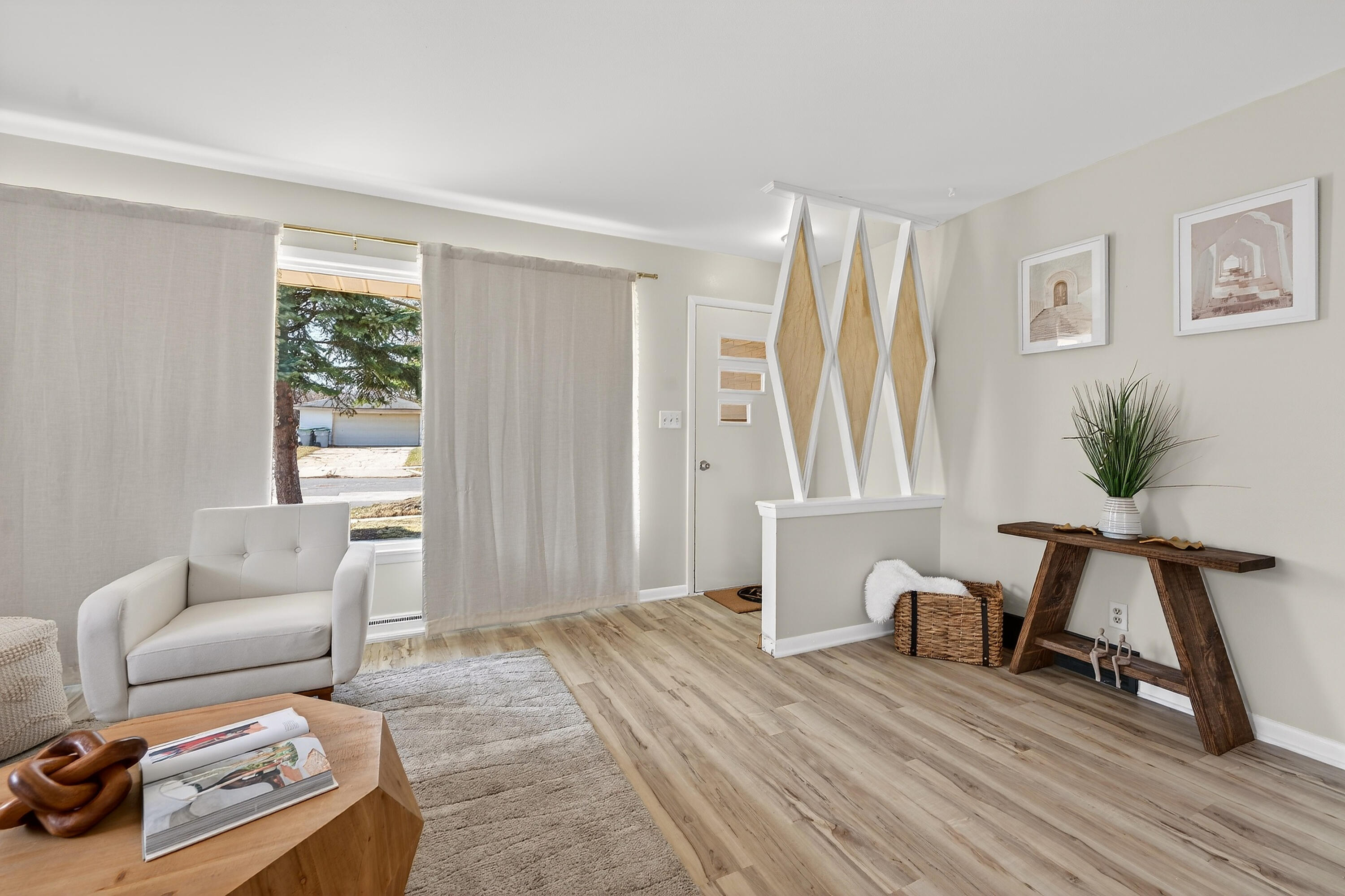 4648 South 14th Street Milwaukee, WI 53221 - Photo 5 of 30 Living Room