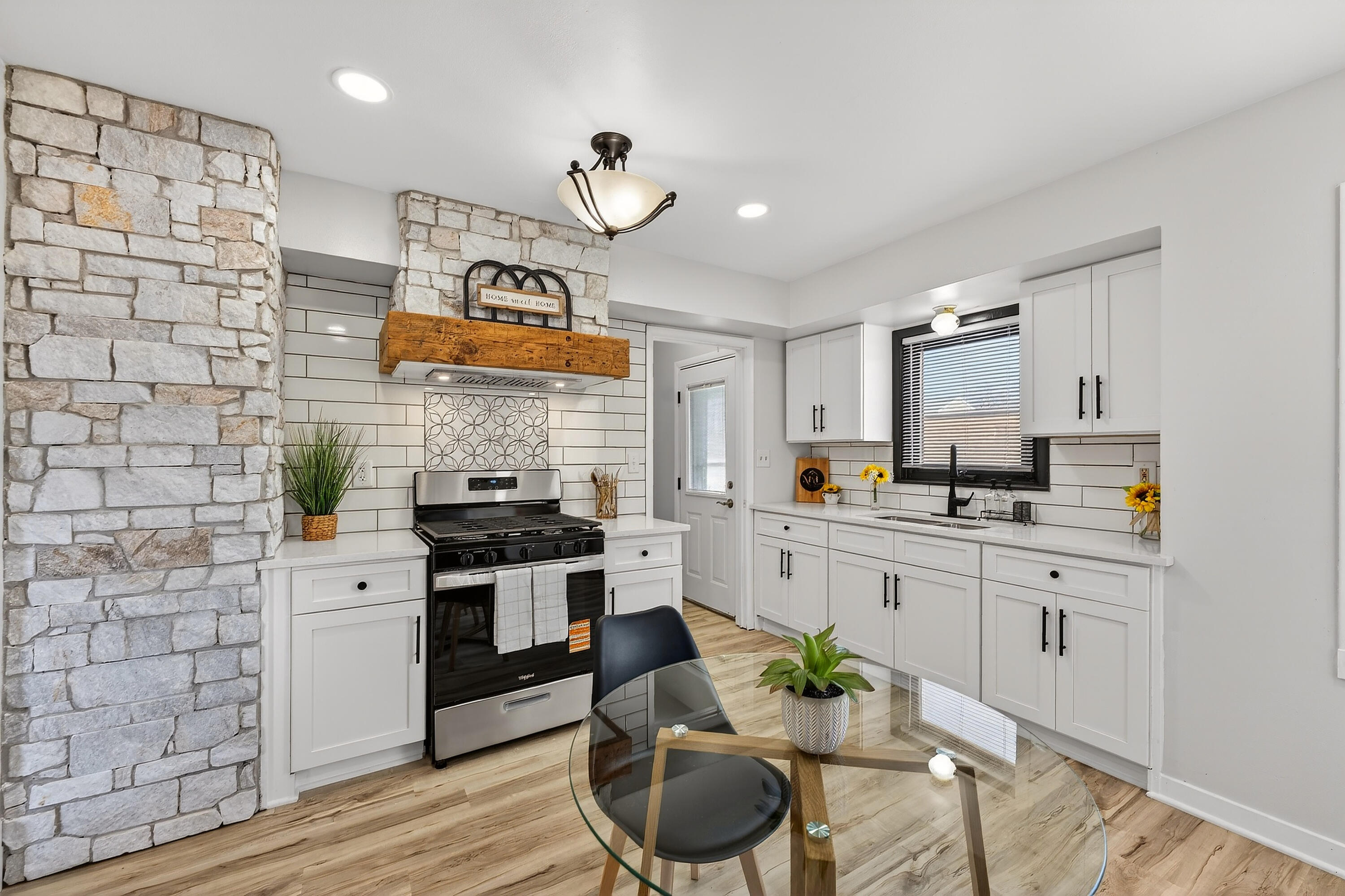 4648 South 14th Street Milwaukee, WI 53221 - Photo 7 of 30 Kitchen/ Dining Area