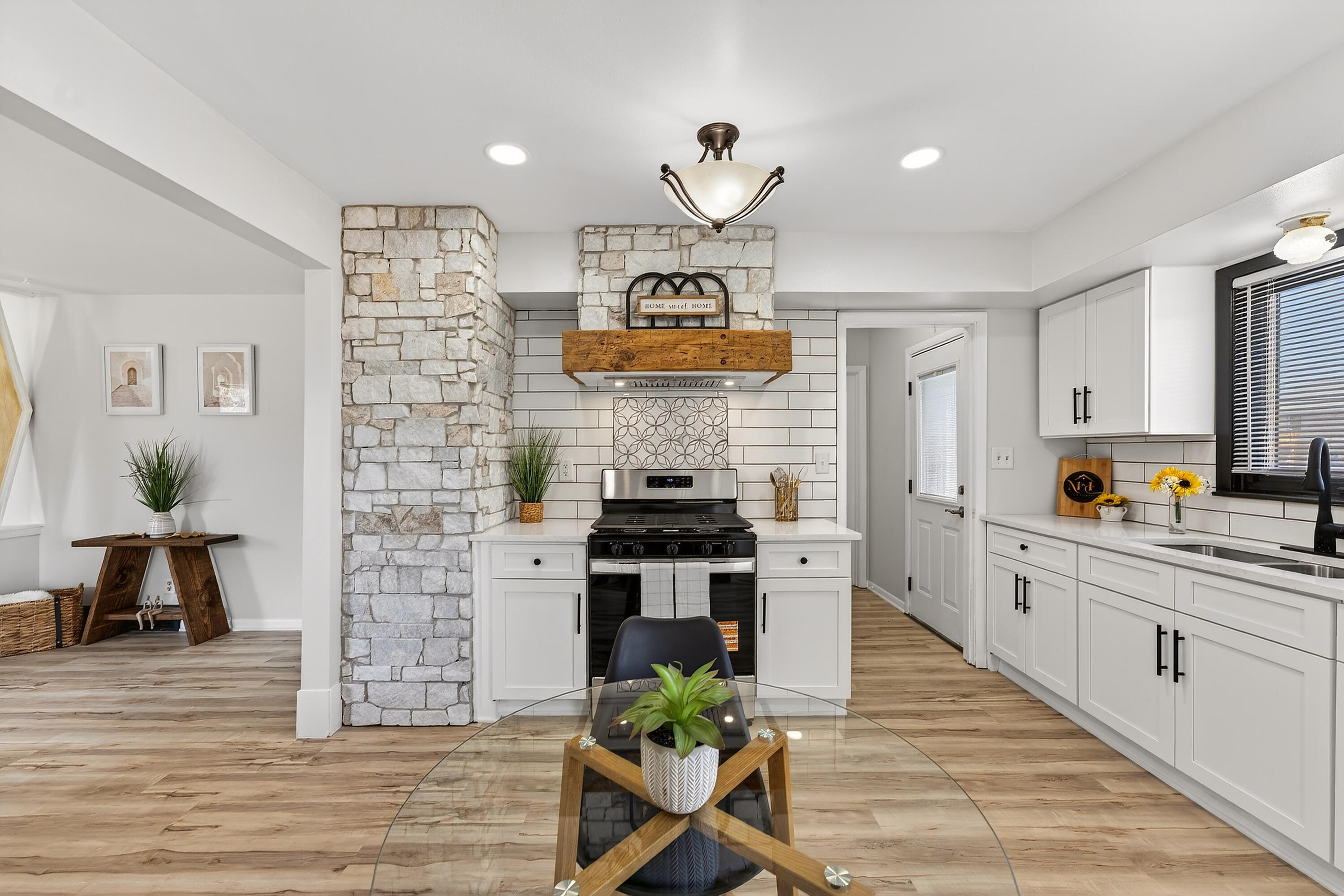 4648 South 14th Street Milwaukee, WI 53221 - Photo 8 of 30 Kitchen/ Dining Area