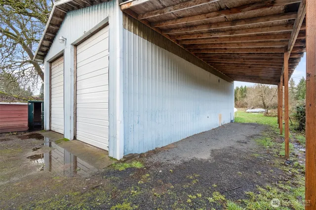 a view of a backyard with pathway