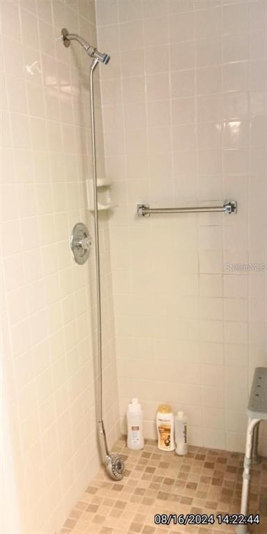 11543 Orleans Lane, Unit 11543 Port Richey, FL 34668 - Photo 9 of 13 a bathroom with a shower